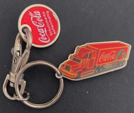 93172-2 € 3,00 coca cola sleutelhanger vrachtwagen  winkelwagen muntje.jpeg